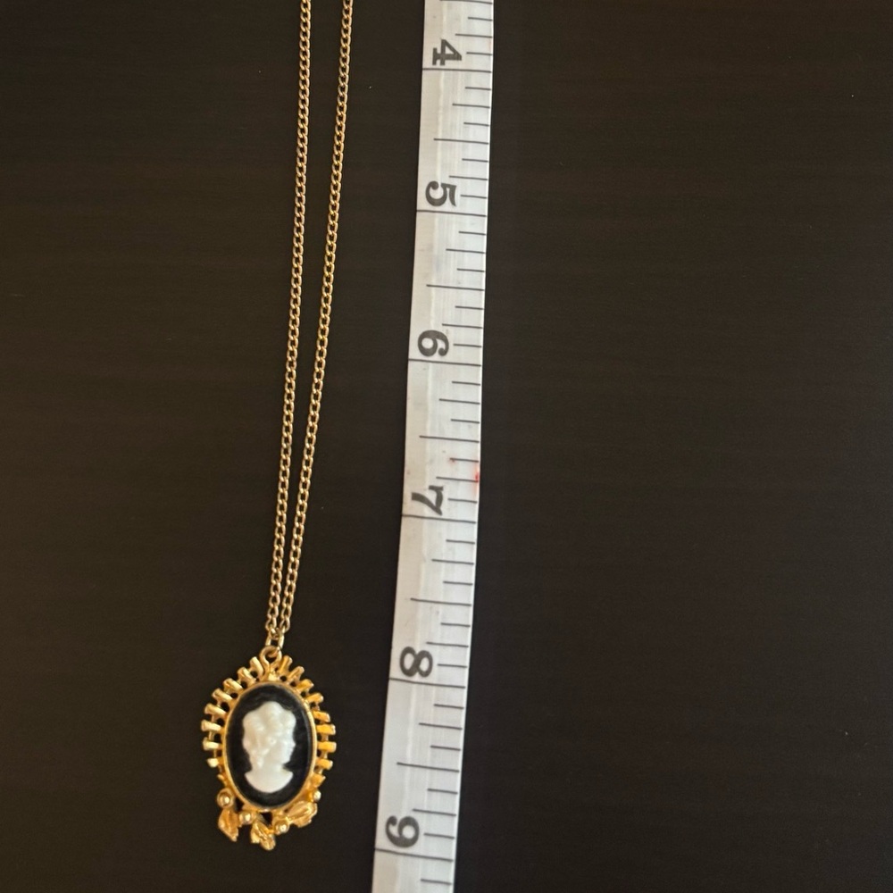 Cameo Necklace - Vintage - Picture 5 of 6